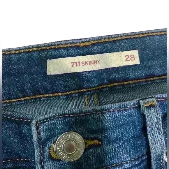Women’s Levi’s 711 Distressed Skinny Jeans - Picture 5 of 5